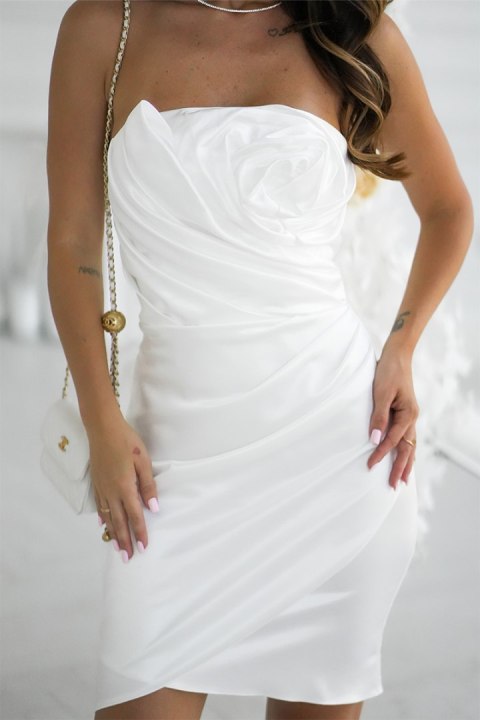 337-04 Elegancka Sukienka Satynowa Bez Ramiączek Z Drapowaną Różą - Ecru