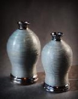 Wazon popielaty z grafitowymi wykończeniami mniejszy 13x13x24,5 cm