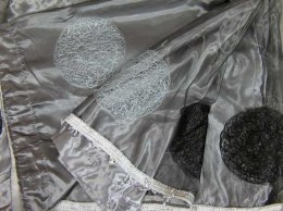 Zasłona dwuwarstwowa Elegance w kolorze srebrno-czarnym z haftem i koralikowymi zdobieniami.