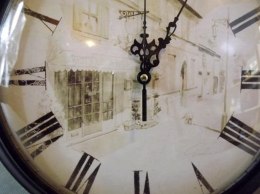 Zegar wiszący w czarnej ramie budynek 34 cm