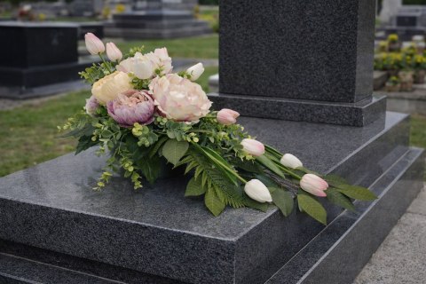 Wiosenny stroik na cmentarz kompozycja kwiatowa na grób tulipany